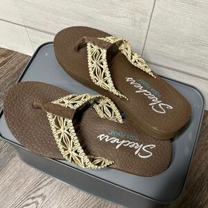 Skechers Women's Brown and Cream Sandals